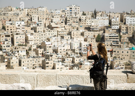 Un touriste de prendre une photo de la ville de la Citadelle, Amman, Jordanie, Moyen-Orient Banque D'Images