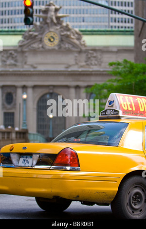 Taxi jaune à l'extérieur de la gare Grand Central à New York Banque D'Images