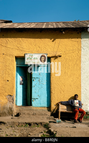 L'Afrique de l'éthiopie gonder man relaxing barber shop Banque D'Images
