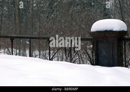 Chemin du vieux pont couvert de neige. Banque D'Images