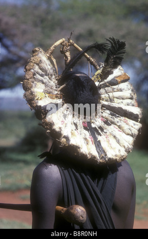 Vue arrière du jeune Moran Maasai avec coiffe de plumes d'oiseaux après la circoncision au sud de Ngong Hills Kenya Afrique de l'Est Banque D'Images