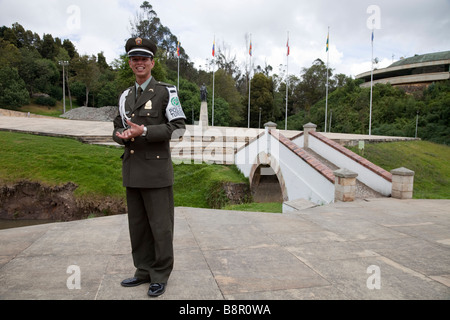 Guide touristique à l'historique pont de Boyaca, site de la bataille qui a mené à l'indépendance de la Colombie Banque D'Images