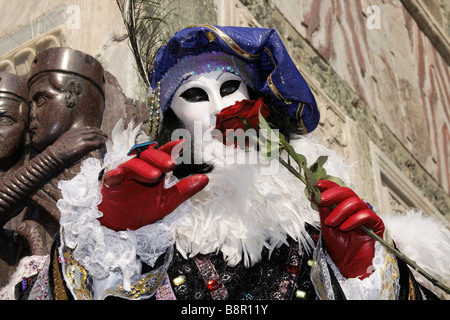 Masques de Venise sentir une rose au Carnaval de Venise 2009, Italie Banque D'Images