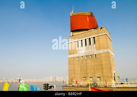 L'art et l'architecture communiste sur le premier pont sur la rivière Yangtze, qui a été construit dans les années 1960. Banque D'Images