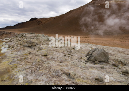 Les champs géothermiques Hverir au pied de la montagne dans la région du lac Myvatn Namafjall l'Islande Banque D'Images