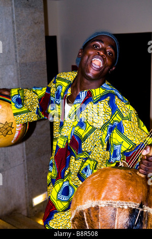 Un musicien de Guinée Conakry danse avec son Bolon ( instrument à cordes traditionnel d'Afrique de l'Ouest ) Banque D'Images