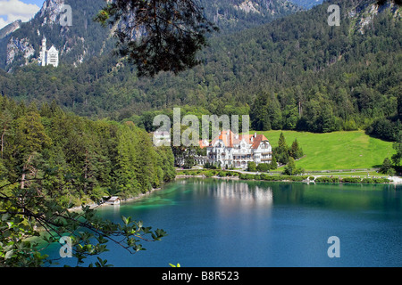 Le château de Neuschwanstein et Hohenschwangau près de Palais bavarois Alpsee Füssen Bavière Allemagne Europe sud-ouest Banque D'Images