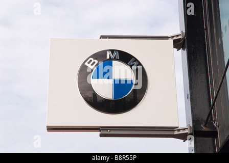 Une BMW affiche à l'extérieur d'un magasin de vente boutique concessionnaires voitures BMW Banque D'Images