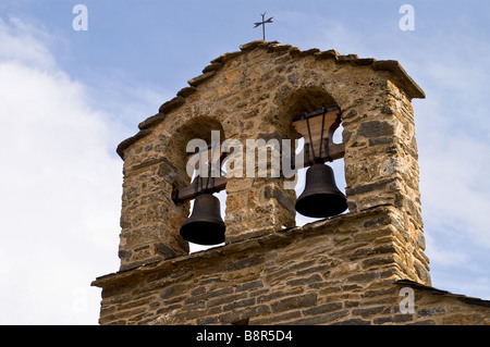 Beffroi du 12e siècle église de style Romane Sant Quirc de Durro. Vall de Boi, Catalogne, Espagne. Banque D'Images