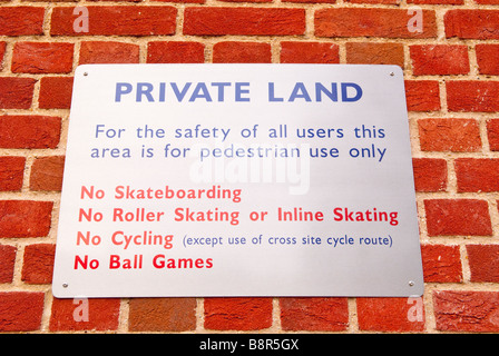 Avertissement signe de terres privées qui disent non le skate,vélo,jeux de balle,le roller,piétons seulement Banque D'Images
