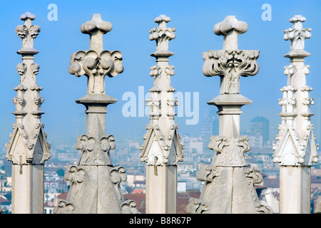Détail des croix ornant le toit de la cathédrale de Milan Italie Banque D'Images