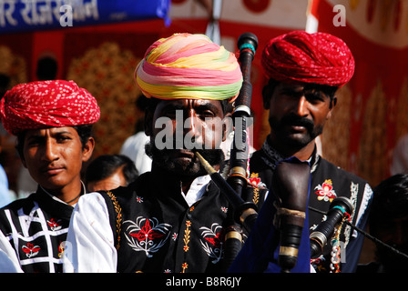 Le jeu du Rajasthan les tuyaux au Festival du chameau Bikaner, Rajasthan, India Banque D'Images