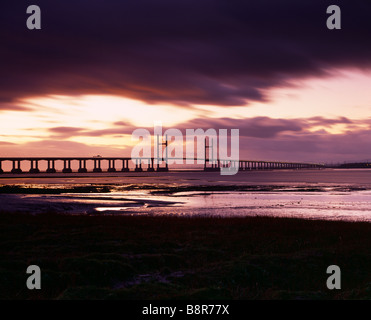 Le Prince de Galles (deuxième pont Severn Crossing) sur la rivière Severn, entre l'Angleterre et Pays de Galles vu de Severn Beach dans le Gloucestershire. Banque D'Images