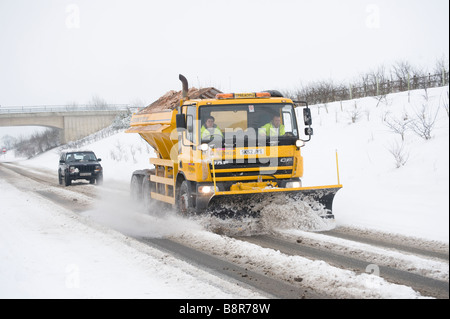 Camion de déneigement saleuses avec montée à l'avant l'effacement de la neige des routes en milieu rural Leicestershire Angleterre Banque D'Images