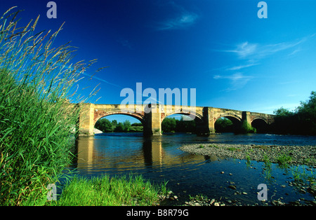 Pont sur la rivière Dee Dee Wrexham Clwyd sur Bangor Banque D'Images