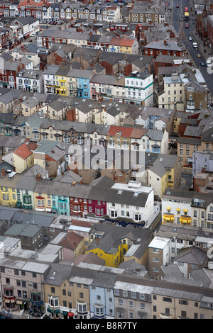 Vue de la tour de Blackpool de Blackpool, Royaume-Uni, à plus de maisons d'hôtes et petits magasins dans la ville Banque D'Images