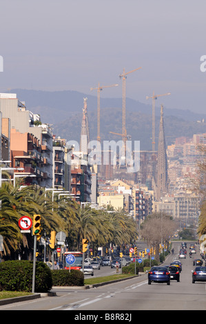 "Sagrada Familia" comme vu à partir de la Carrer de la Marina, près du Port Olimpic. Barcelone. Espagne Banque D'Images