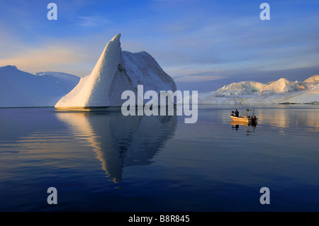 Bateau de pêche en face de l'iceberg, Groenland Banque D'Images