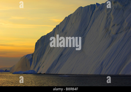 Iceberg en face de coucher du soleil, le Groenland Banque D'Images