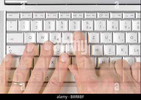 Deux mains la saisie sur un clavier MacBook Pro Apple Banque D'Images