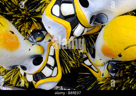 Masques colorés sur le terrain, pendant le carnaval de Bâle, Suisse. Banque D'Images