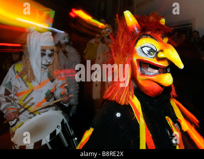 Portrait de masques typiques pendant le carnaval à Bâle, Suisse. Cet événement, "orgenstraich', commence à 4h du matin. Banque D'Images