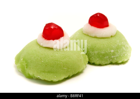 Cassata siciliana sur fond blanc Banque D'Images