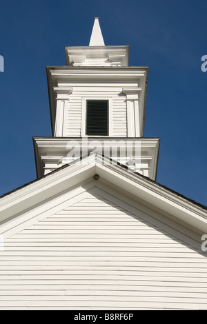 Église en bois blanc en Nouvelle Angleterre avec un clocher Banque D'Images