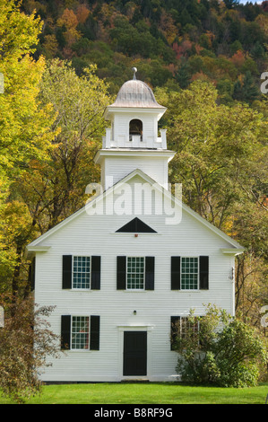 Église en bois blanc en Nouvelle Angleterre avec un clocher Banque D'Images