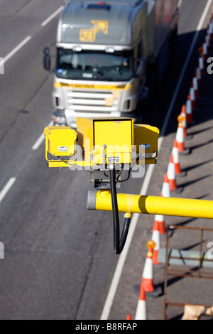 Caractéristiques techniques Poids lourds passant sur l'autoroute britannique Caméra ANPR Banque D'Images