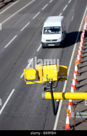 Van blanc CARACTÉRISTIQUES TECHNIQUES L'approche de l'appareil photo sur l'autoroute BRITANNIQUE ANPR Banque D'Images