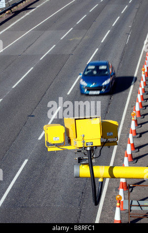 L'approche de voiture caméra ANPR SPECS sur autoroute britannique Banque D'Images