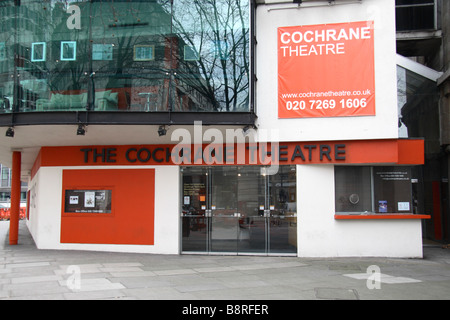 L'entrée principale de la Cochrane Theatre, Southampton Row, Londres. Feb 2009 Banque D'Images