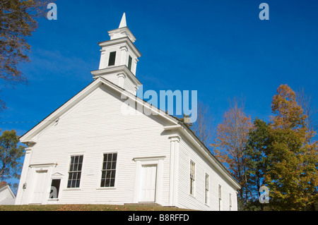 Église en bois blanc en Nouvelle Angleterre avec un clocher Banque D'Images