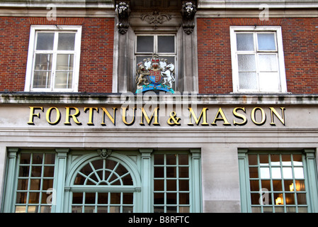 Le Fortnum & Mason & un armoiries royales au-dessus de l'entrée arrière de sa boutique dans Piccadilly, Londres. Feb 2009 Banque D'Images