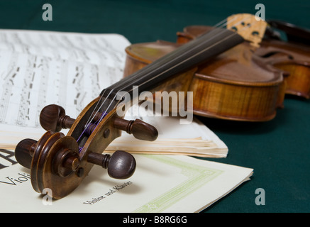 Un ancien violon avec quelques partitions Banque D'Images