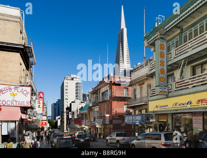 Boutiques et restaurants sur Jackson Street dans le quartier chinois (avec la Transamerica Pyramid derrière), San Francisco, Californie Banque D'Images