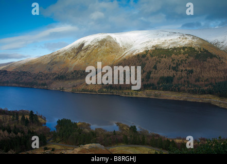 Thirlmere en hiver, dominé par les sommets Watson's Dodd, Parc National de Lake District, Cumbria, Angleterre, Royaume-Uni Banque D'Images