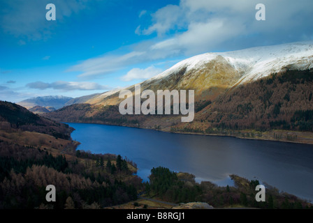 Thirlmere en hiver, dominé par les sommets Watson's Dodd, Parc National de Lake District, Cumbria, Angleterre, Royaume-Uni Banque D'Images