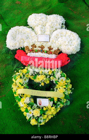 Fleurs à l'enterrement du soldat gardes gallois ancien combattant de la guerre des Malouines, enterré dans un cimetière de Swansea Banque D'Images