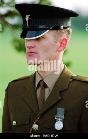 Guardsman aux funérailles du soldat gardes gallois ancien combattant de la guerre des Malouines, enterré dans un cimetière de Swansea Banque D'Images