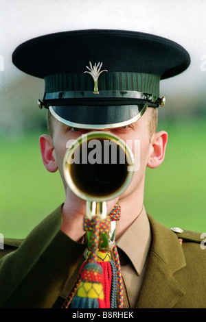 Clairon jouant Dernier message aux funérailles du soldat gardes gallois ancien combattant de la guerre des Malouines, enterré dans un cimetière de Swansea Banque D'Images