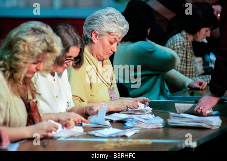 Le dépouillement des bulletins de vote lors des élections au Royaume-Uni Banque D'Images