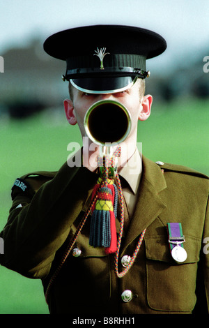 Clairon jouant Dernier message aux funérailles du soldat gardes gallois ancien combattant de la guerre des Malouines, enterré dans un cimetière de Swansea Banque D'Images