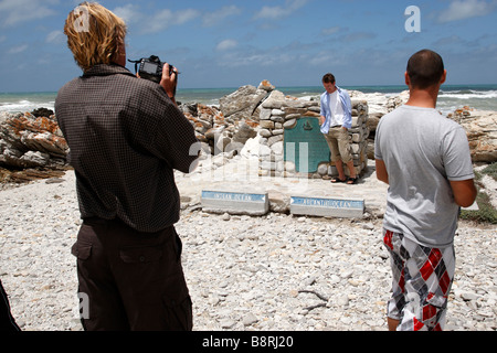 Les touristes de prendre des photos à cap Agulhas afrique du sud Banque D'Images