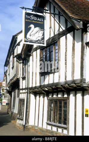 L'hôtel Swan Inn Lavenham Suffolk Angleterre signe noir et blanc bâtiment à colombages du 16ème siècle l'architecture Tudor Anglais charme Banque D'Images