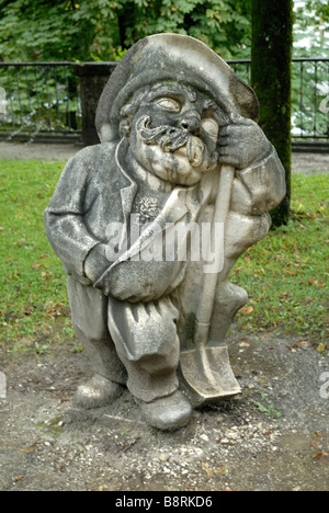 Le nain de jardin dans le jardins de Mirabell et du Schloss Mirabell dans le centre de Salzbourg en Autriche Banque D'Images