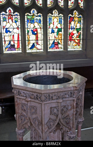 Font dans l'église de St Michael and All Angels Howarth Banque D'Images