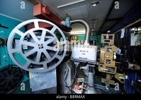 Un projecteur À BELL HOWELL GAUMONT CINÉMA INDÉPENDANT LE CUBE MICROPLEX EN BRISTOL UK KINGSDOWN Banque D'Images