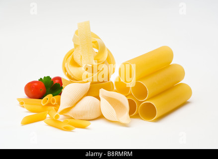 Collecte des matières les pâtes, garnir de tomates, de surface textile blanc Banque D'Images